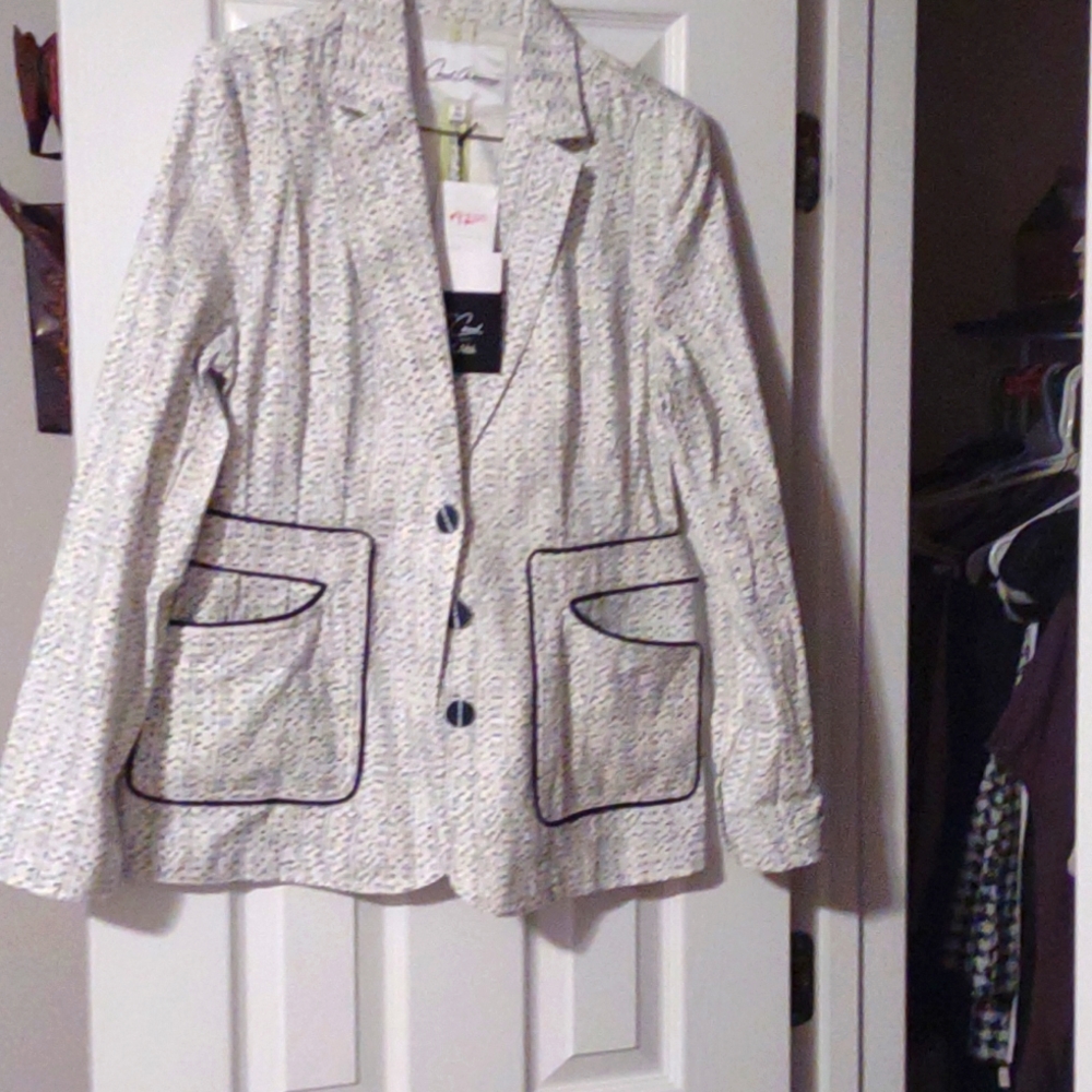 Black & White Blazer with Black & White Buttons unusual Shape Pockets